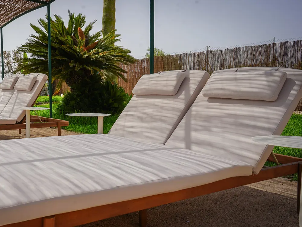 Tumbonas a la sombra Piscina de Es Passarell en Felanitx